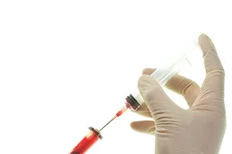 男性の腹圧性尿失禁治療のため採血している様子（PRP作成用）