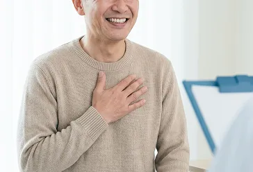 静脈麻酔を使用し、痛みに配慮したPRP治療を受ける男性のイメージ