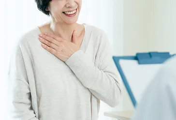 静脈麻酔を使用し、痛みに配慮したPRP治療を受ける女性のイメージ