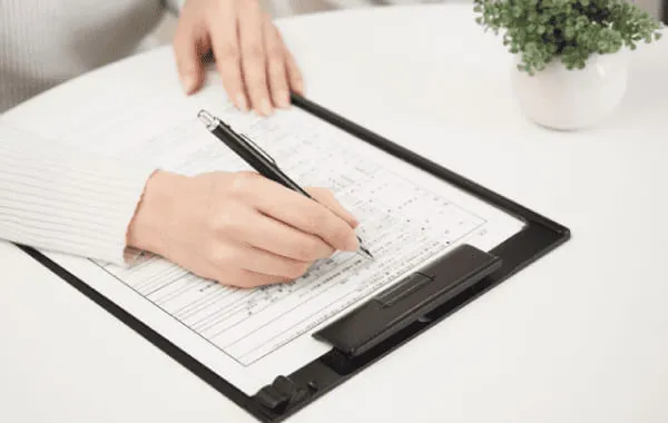 Step1 受付で問診票に記入する患者