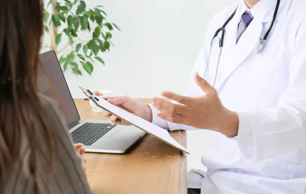 Step2 血管外科医が患者の足を視診する様子