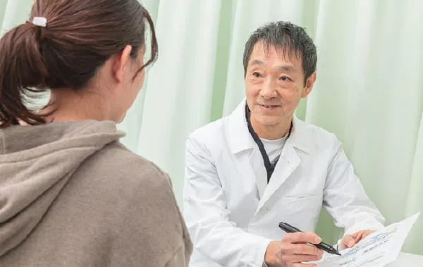Step4 検査結果をもとに治療方針を説明する医師と患者