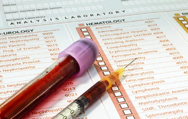 Step5 採血による術前検査を受ける患者